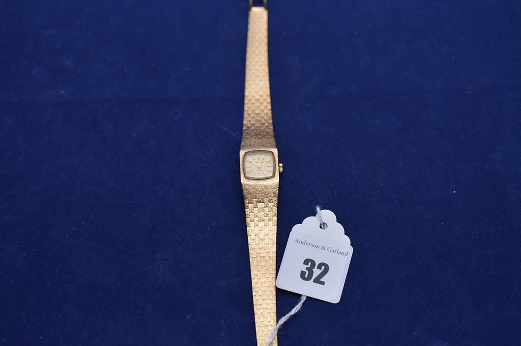 A 9ct yellow gold ladies wristwatch by Accurist, 25.2grms gross.