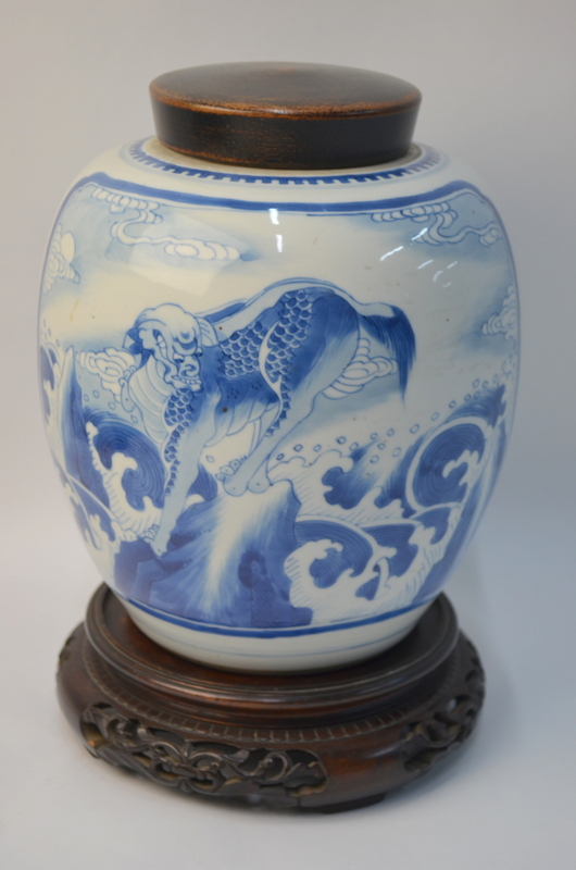 A blue and white oviform vase, decorated with two panels depicting Kylin, - Image 2 of 5