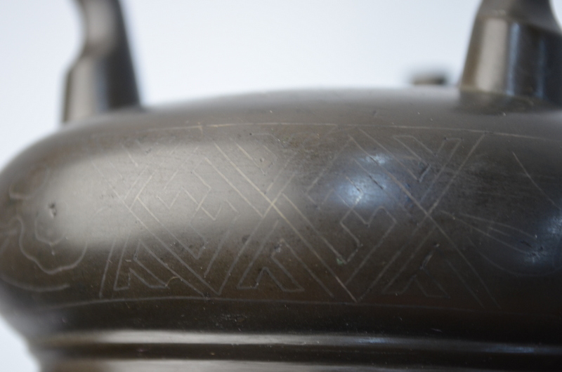 A metal incense burner of tripod and cylindrical form to/w an associated wood cover (2) - Image 4 of 6