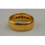 An 18ct yellow gold D-shaped wedding band approx 7g, size leading edge P