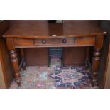 A Victorian mahogany break-bowfront side table with single frieze drawer, on turned supports, 109 cm