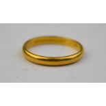 A 22ct yellow gold D-shaped wedding band, approx 2.