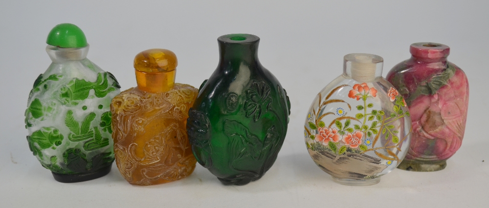 Five Chinese snuff bottles, - Image 11 of 11