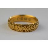 An 18ct yellow gold scroll engraved wedding band, approx 3g,