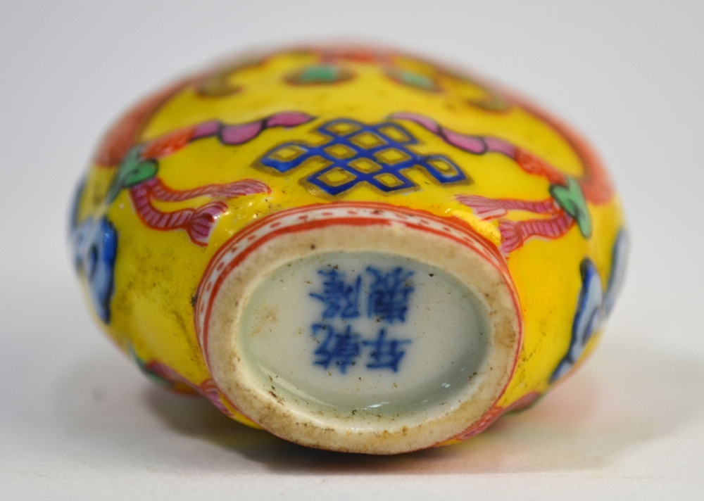 A yellow ground Chinese snuff bottle, - Image 4 of 5