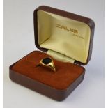 A lady's onyx set signet ring, 9ct yellow gold, approx 3.