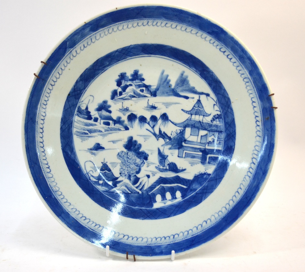 Two pieces of blue and white, comprising: a Chinese Export porcelain, circular dish, - Image 2 of 6