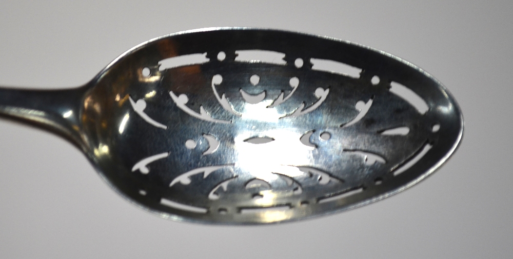 A (probably) Georgian silver mote spoon - Image 3 of 5