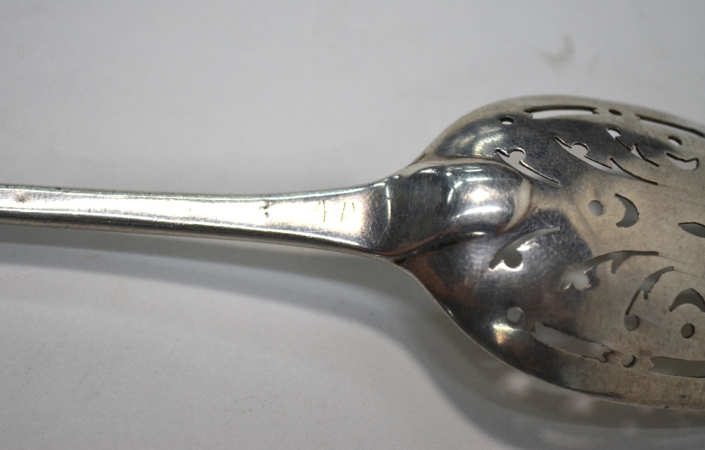 A (probably) Georgian silver mote spoon - Image 5 of 5