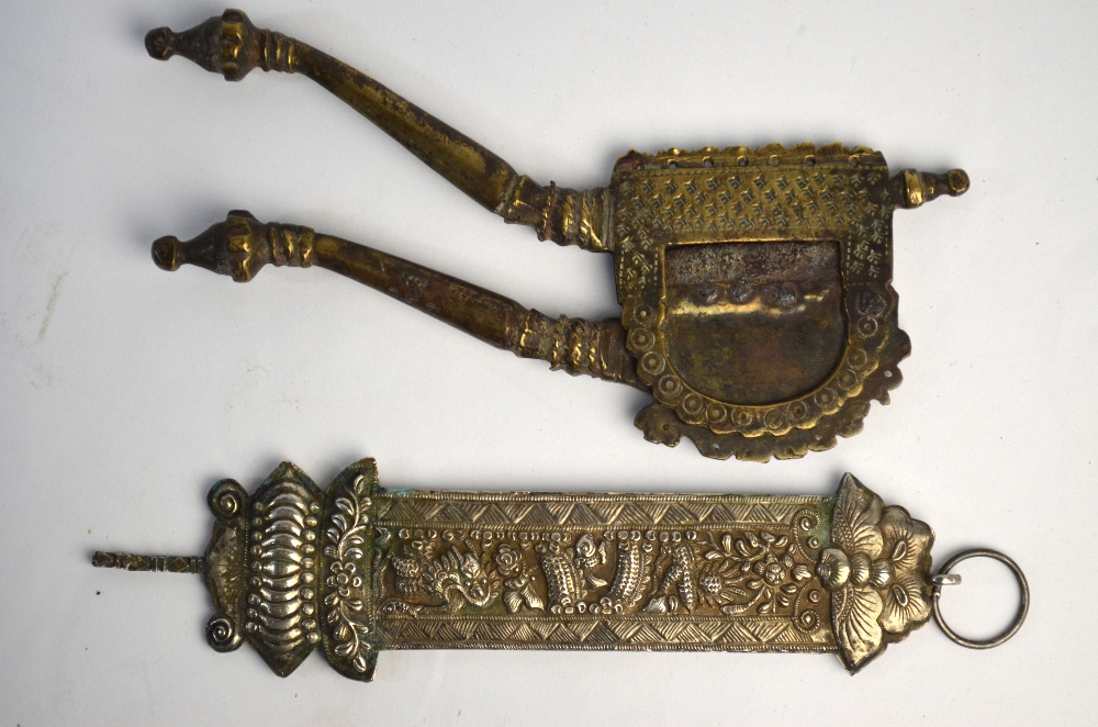 Four items of Asian metalwork, comprisin - Image 5 of 5