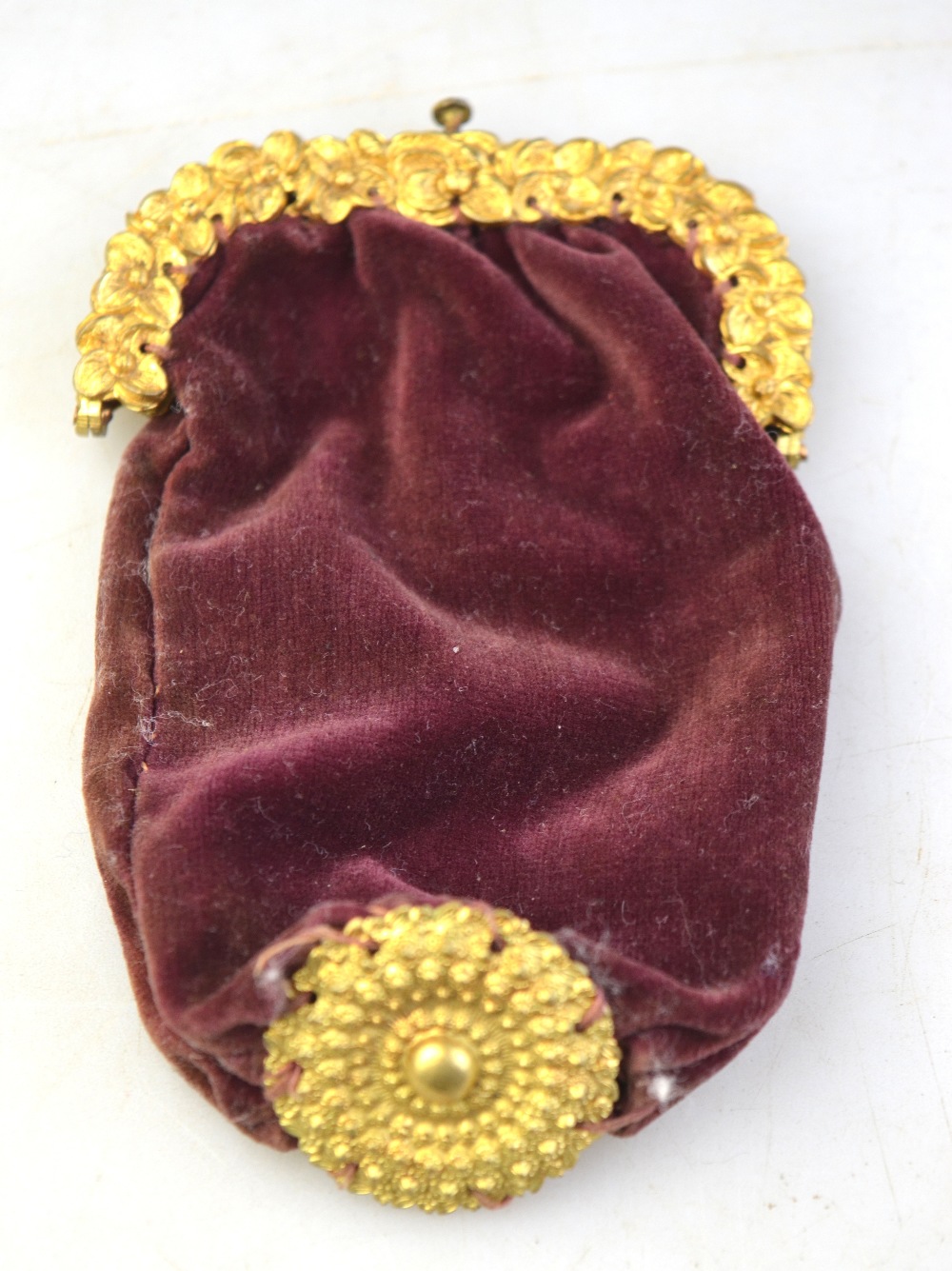 A Victorian floral beaded reticule to/w velvet reticule having pinchbeck base and frame (2) - Image 3 of 5