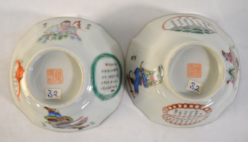 A pair of famille rose bowls each one decorated with Heroes from the The Wu Shuang Pu compiled by - Image 8 of 10