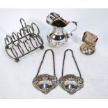 An Edwardian silver toast rack of trefoil design, on ball feet, London 1906, to/w a cream jug,