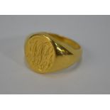 An 18ct yellow gold monogrammed signet ring, size L 1/2,
