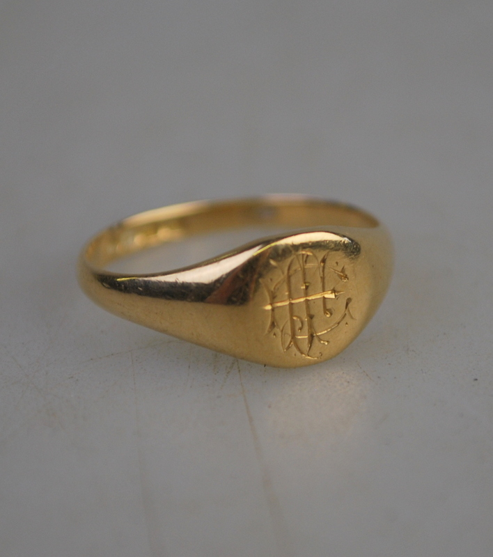 An 18ct yellow gold monogrammed signet r