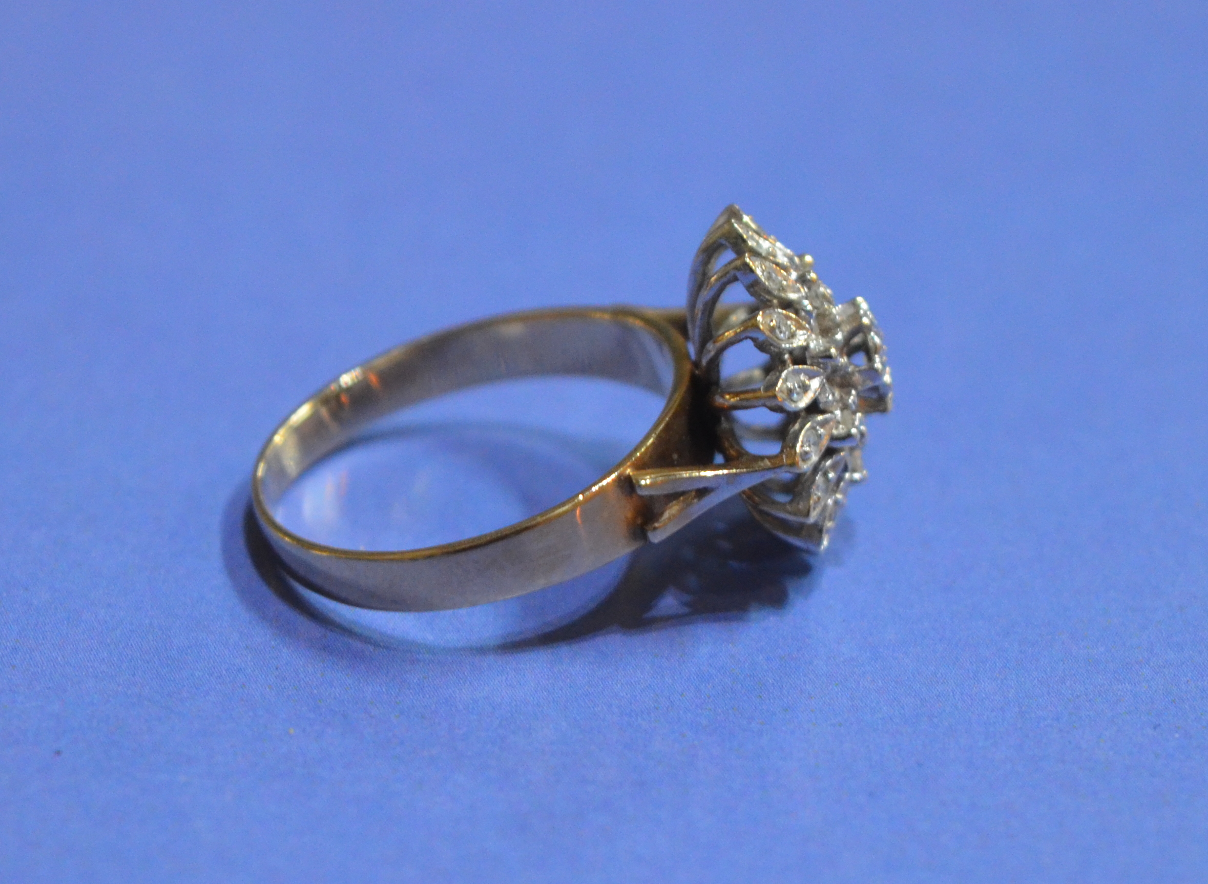 A 9ct gold three-tier cluster ring with - Image 3 of 9