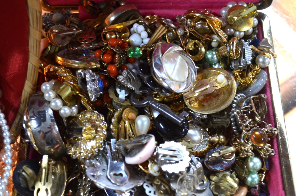 A large quantity of vintage costume and fashion jewellery including imitation pearls, - Image 4 of 5