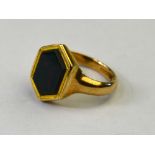 A 9ct yellow gold signet ring set with bloodstone,
