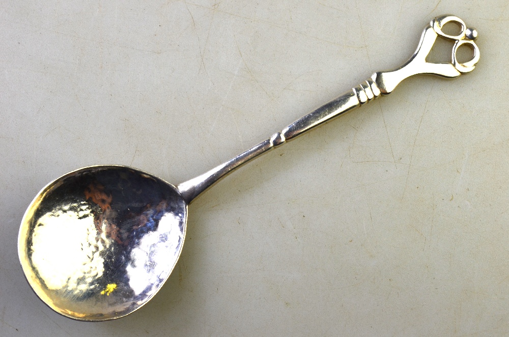 Winifred King: Art Nouveau style silver preserve spoon with scrolling whiplash finial and planished - Image 2 of 4