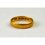 A 22 ct wedding band, size M (sizeable),