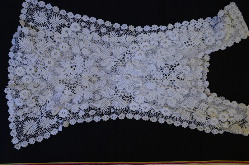 A collection of 19th century and other lace to include collars, bodice panels, lace tabards, - Image 4 of 10