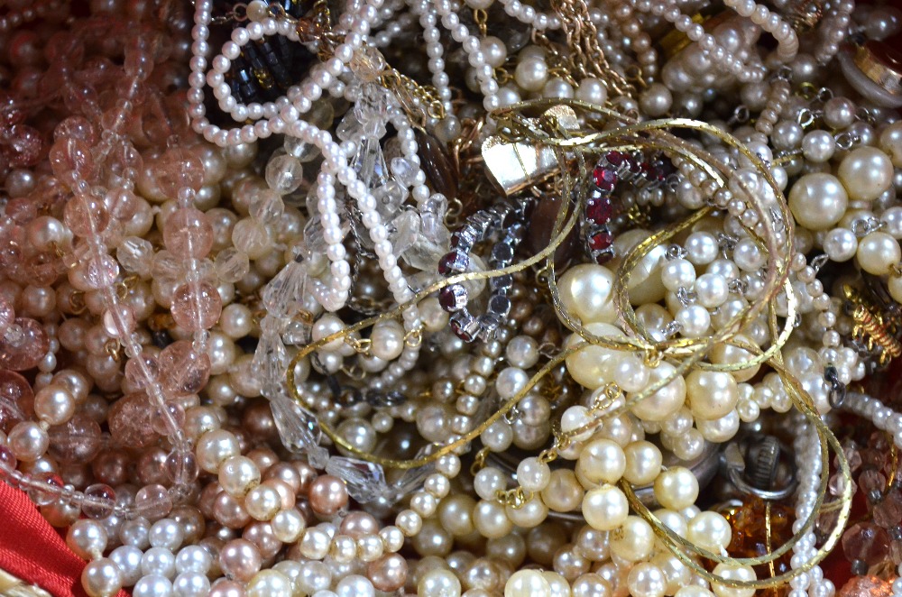 A large quantity of vintage costume and fashion jewellery including imitation pearls, - Image 3 of 5