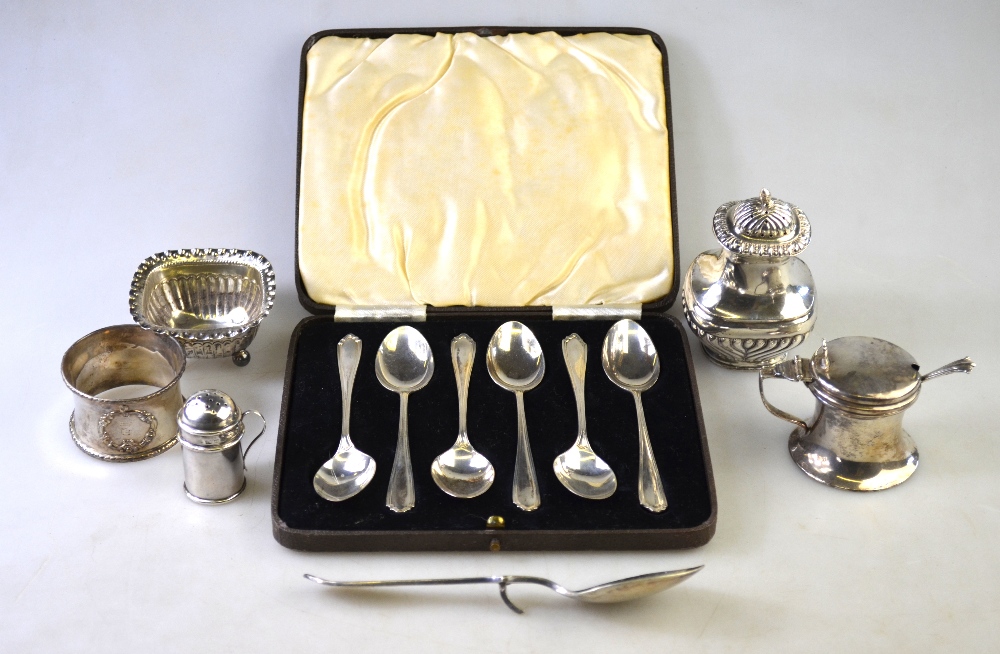 A cased set of six silver coffee spoons, Sheffield 1940,