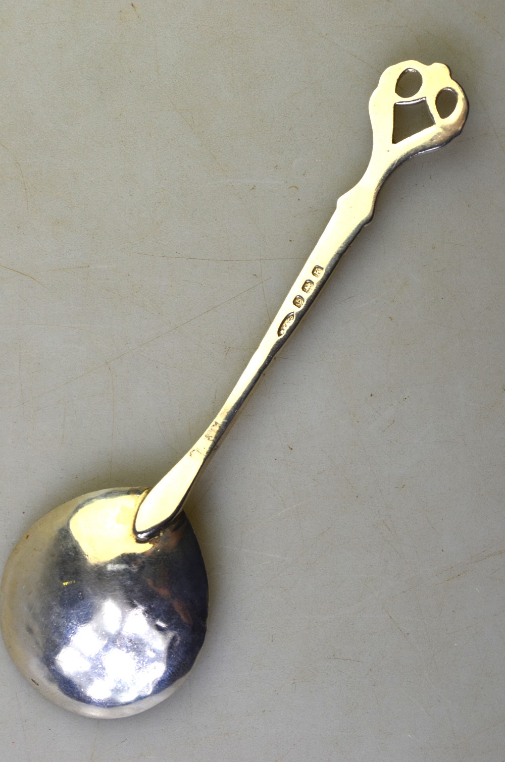 Winifred King: Art Nouveau style silver preserve spoon with scrolling whiplash finial and planished - Image 3 of 4