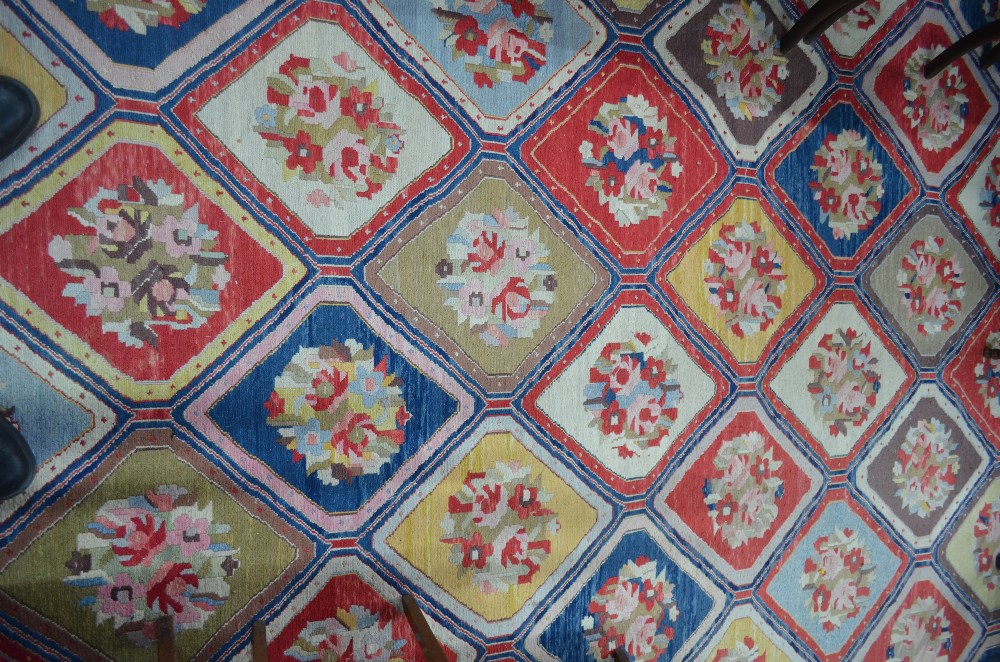 A large decorative handmade rectangular carpet of Baktiari design incorporating geometric tiles - Image 3 of 5
