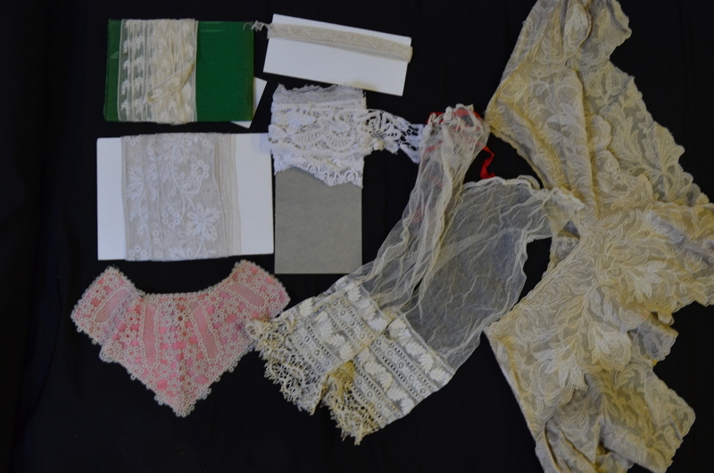 A collection of 19th century and other lace to include collars, bodice panels, lace tabards, - Image 9 of 10