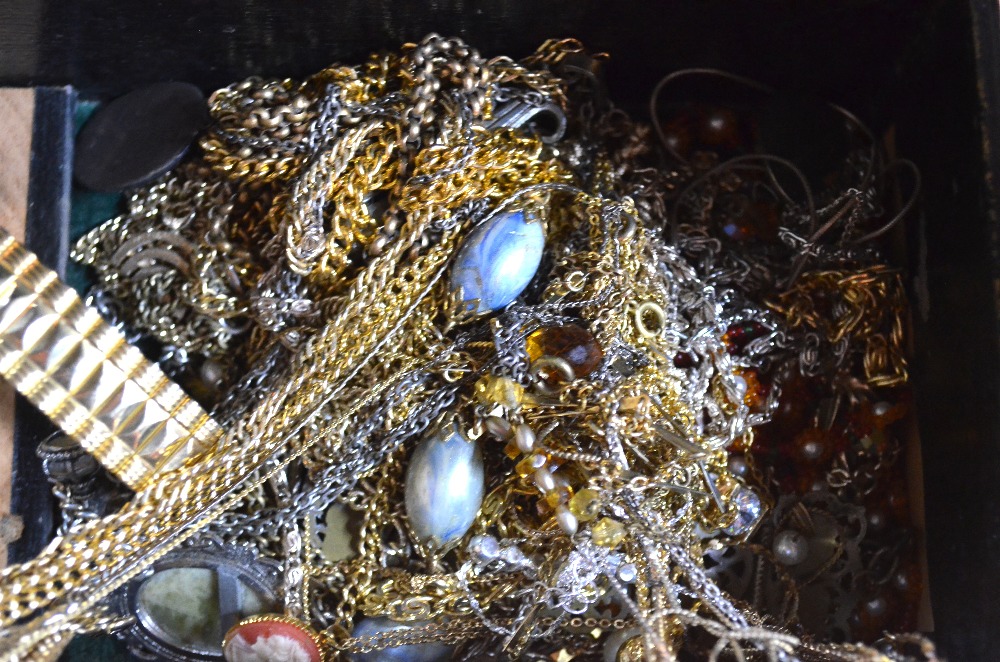 A large quantity of vintage costume and fashion jewellery including imitation pearls, - Image 5 of 5