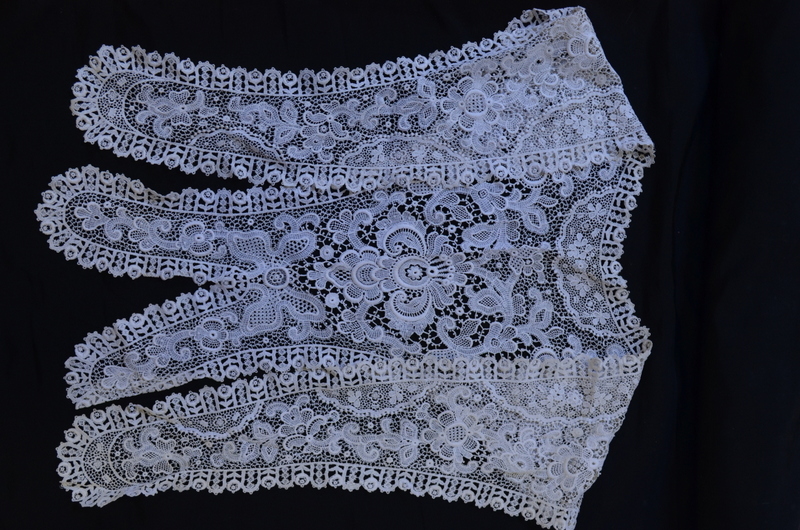 A collection of 19th century and other lace to include collars, bodice panels, lace tabards, - Image 7 of 10