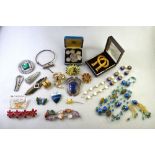 A collection of vintage jewellery including enamel butterfly,