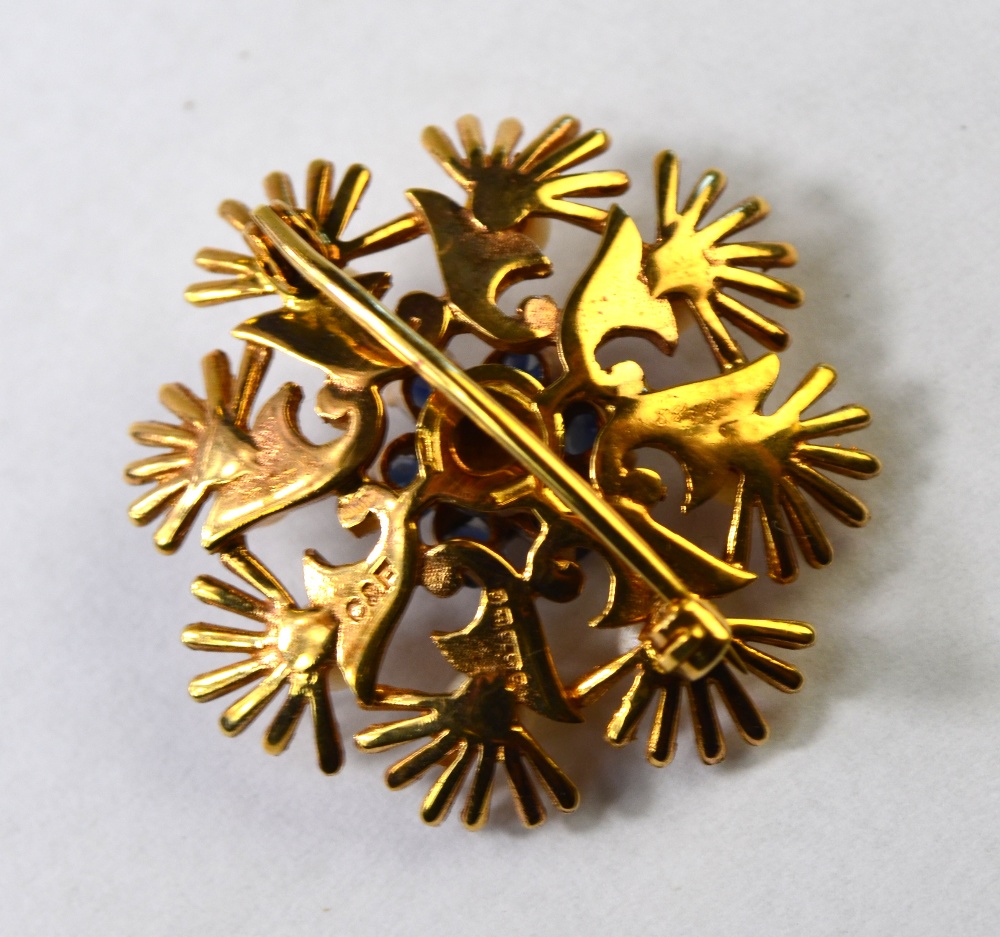 A 9ct yellow gold floral brooch with sap - Image 4 of 4