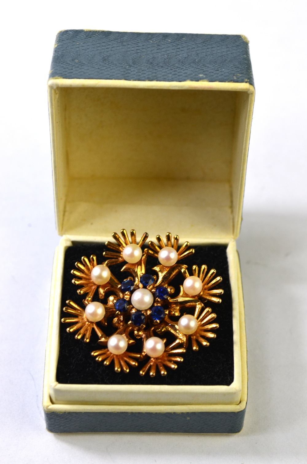 A 9ct yellow gold floral brooch with sap - Image 2 of 4