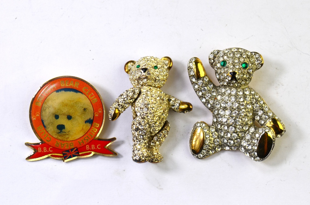 A paste set bear brooch with swivelling