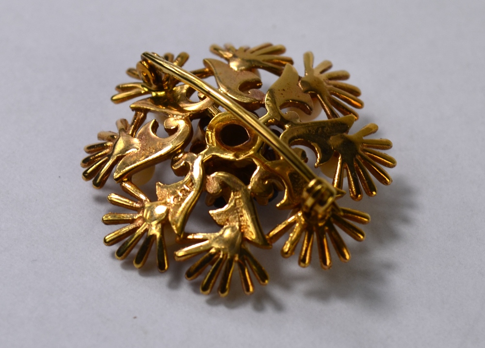 A 9ct yellow gold floral brooch with sap - Image 3 of 4