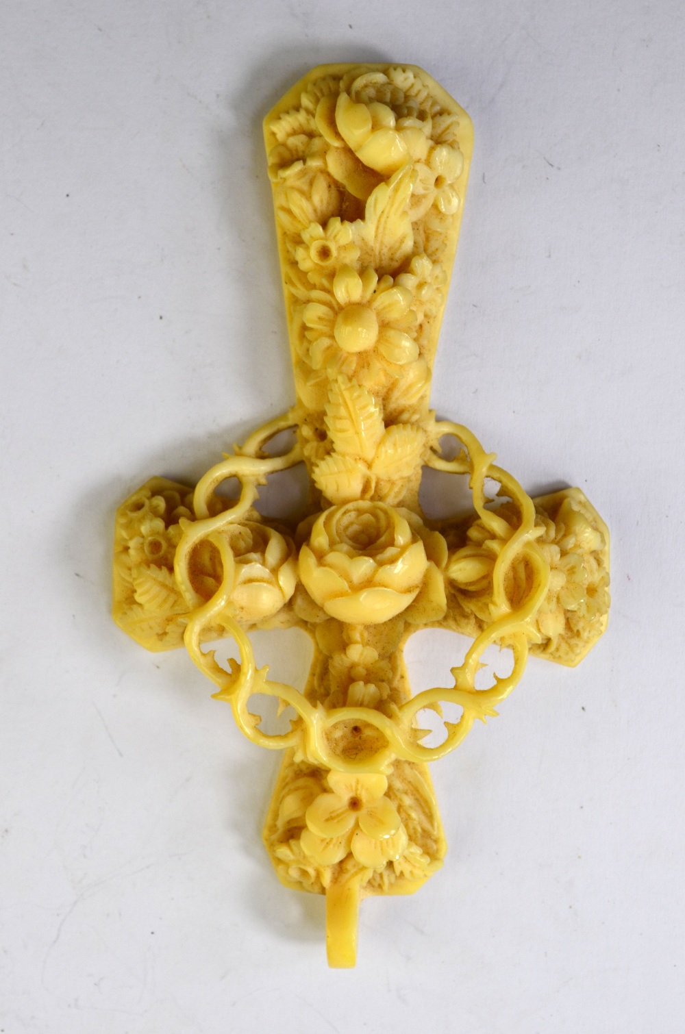 A Victorian ornate carved ivory cross of - Image 2 of 4