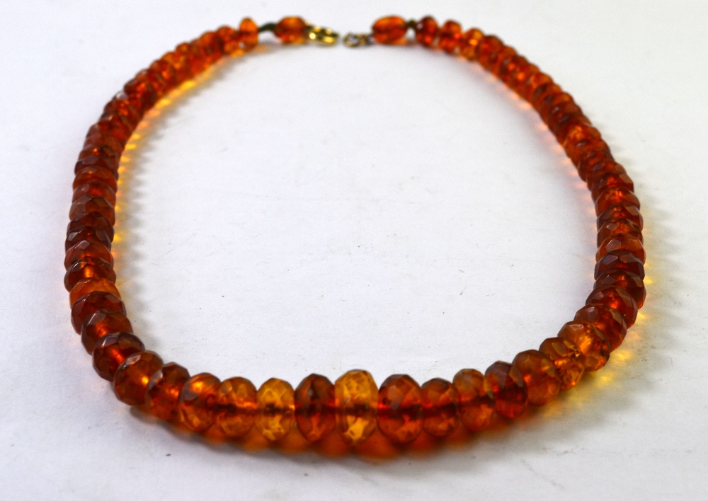 A single row of graduated facetted amber - Image 2 of 4