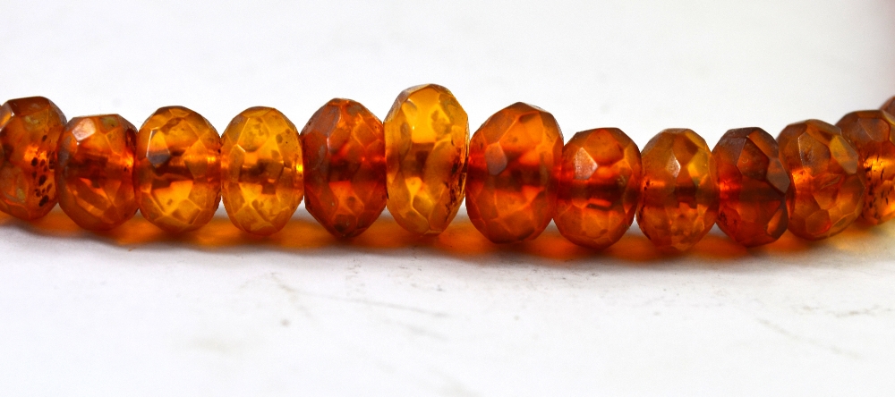 A single row of graduated facetted amber - Image 3 of 4
