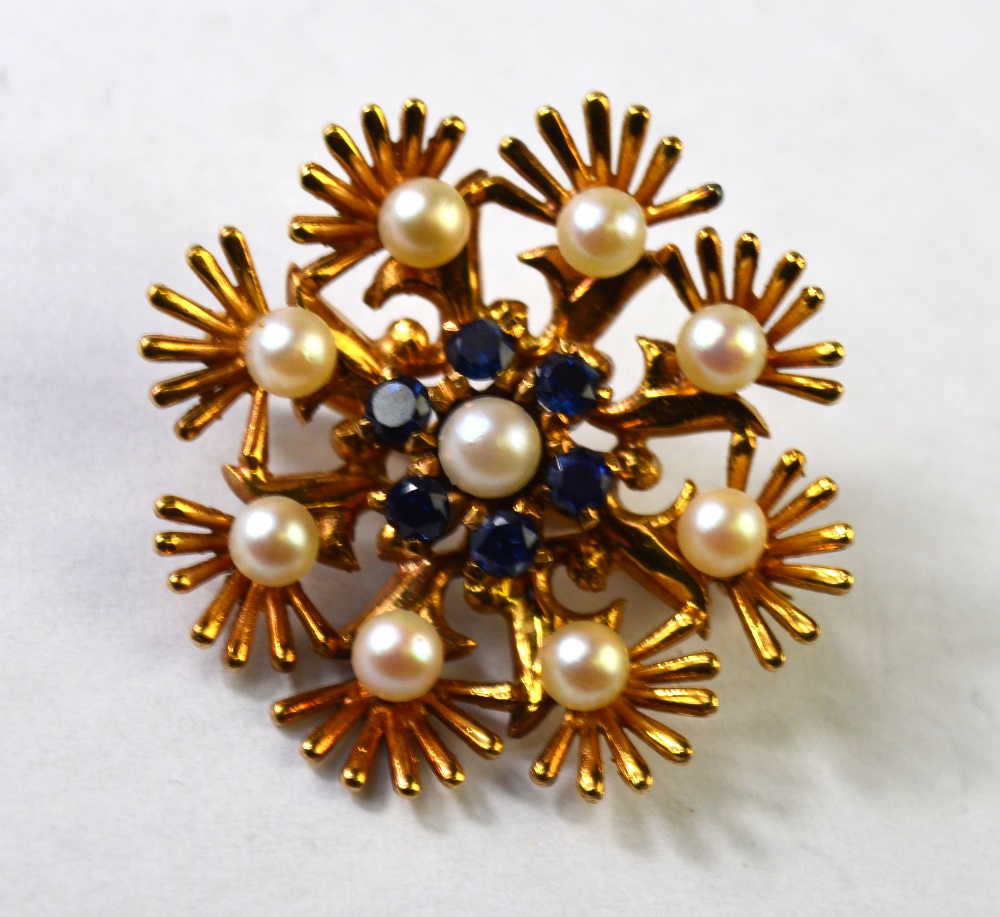 A 9ct yellow gold floral brooch with sap