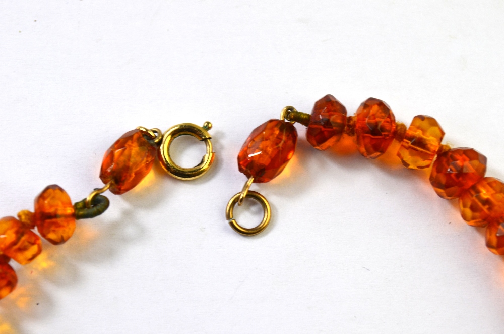 A single row of graduated facetted amber - Image 4 of 4