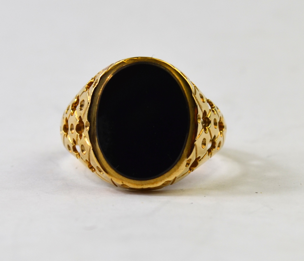A 9ct oval onyx set gentleman's signet r - Image 2 of 5