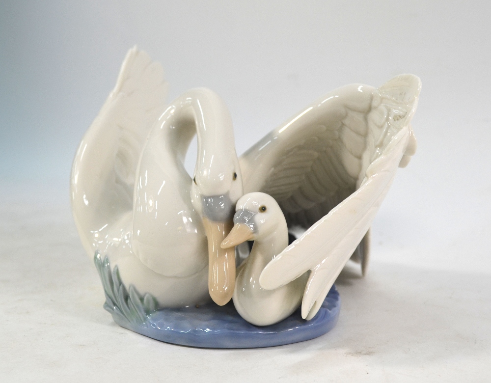 A Nao model of a mute swan and cygnet, no. - Image 5 of 7
