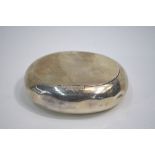 An Edwardian silver 'pebble' snuff box with hinged cover (lacks spring), Adie & Lovekin Ltd.