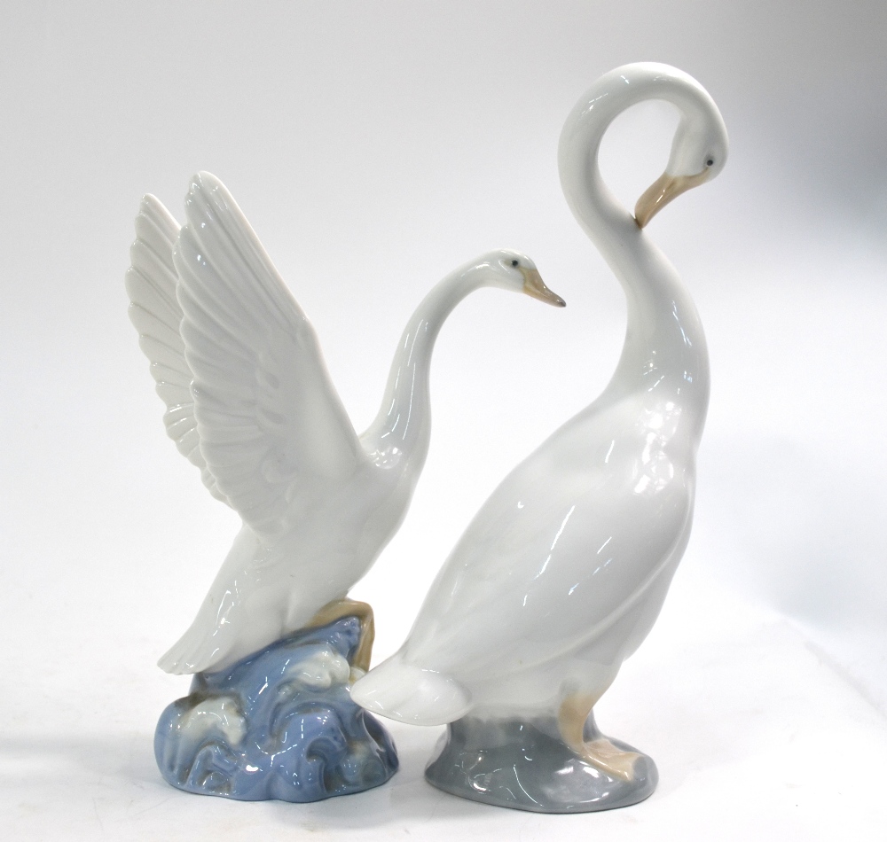 A Nao model of a mute swan and cygnet, no. - Image 3 of 7