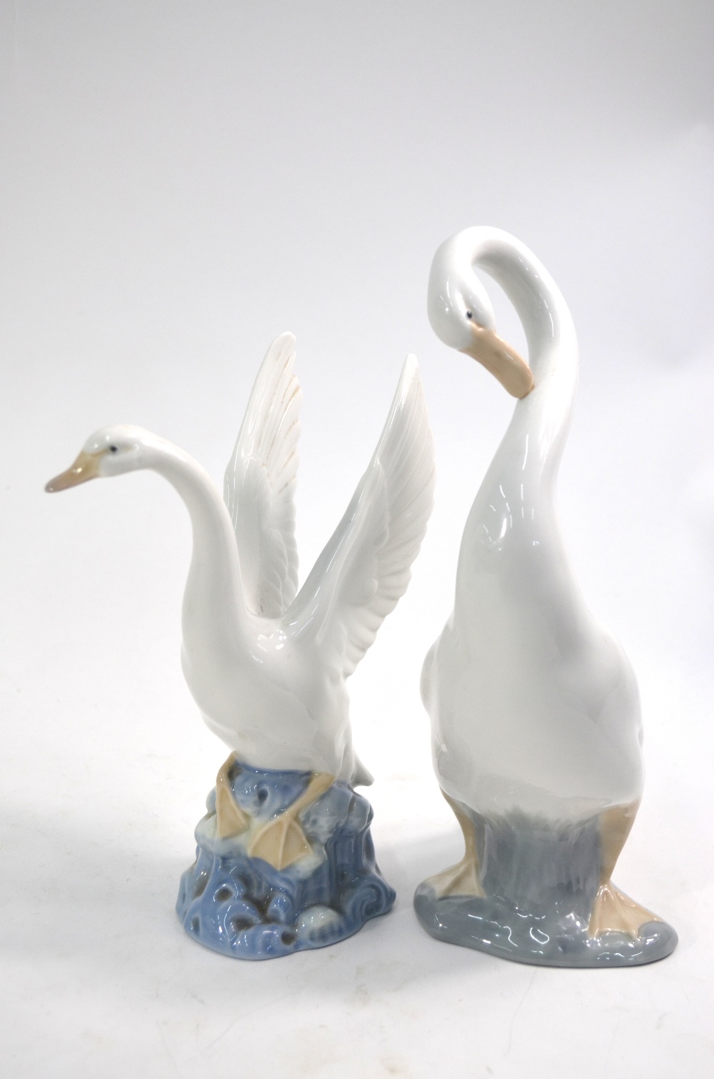 A Nao model of a mute swan and cygnet, no. - Image 2 of 7