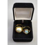 A yellow metal ring stamped 750 set mabe pearl,