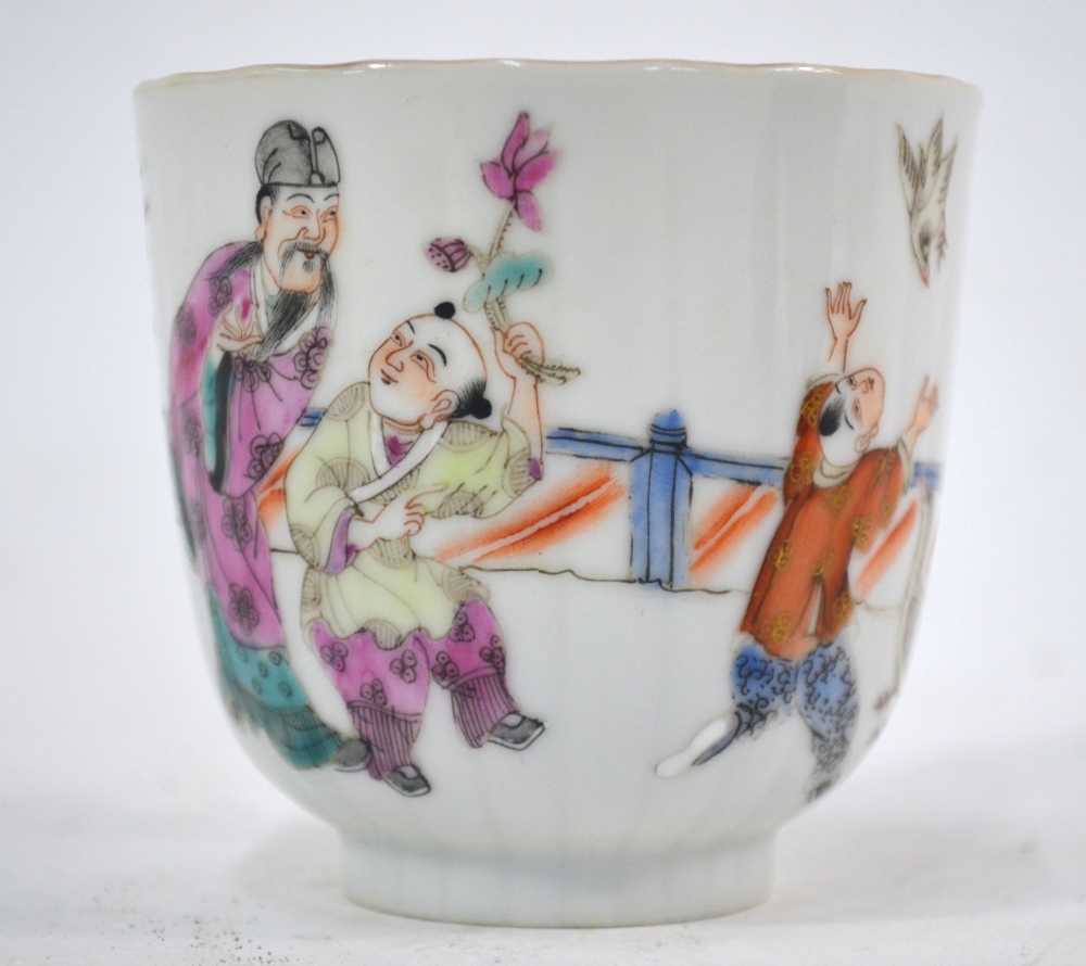 A famille rose cup, decorated with a pair of scholars on a garden terrace with two boys, - Image 2 of 5