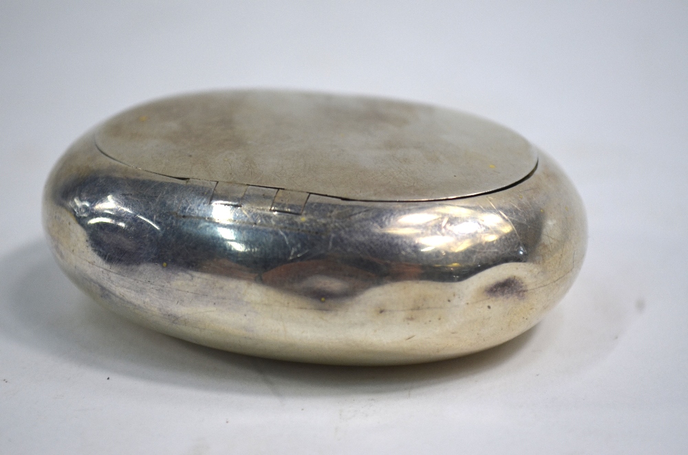 An Edwardian silver 'pebble' snuff box with hinged cover (lacks spring), Adie & Lovekin Ltd.